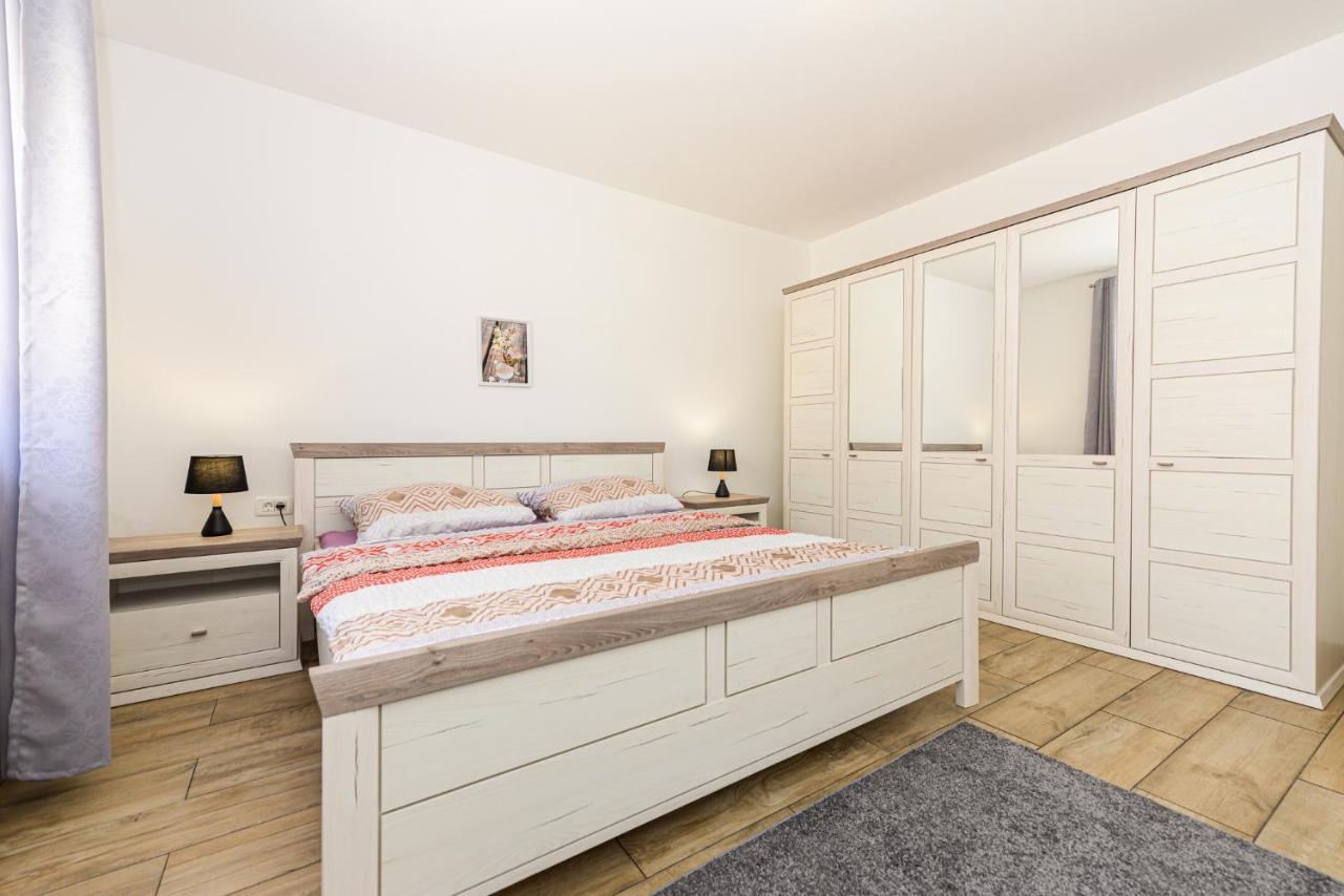 Apartments Amfora - Cozy And Modern Apartments For Up To 15 People, 100M From The Sea And Beach Stara Novalja Exteriér fotografie