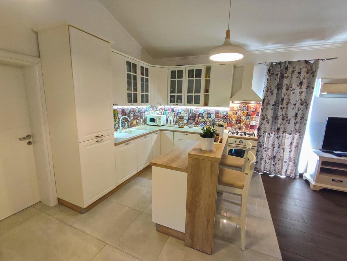 Apartments Amfora - Cozy And Modern Apartments For Up To 15 People, 100M From The Sea And Beach Stara Novalja Exteriér fotografie