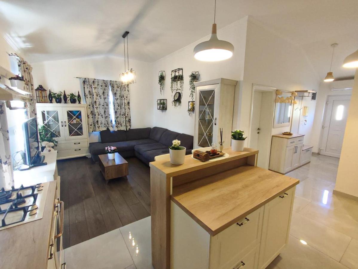 Apartments Amfora - Cozy And Modern Apartments For Up To 15 People, 100M From The Sea And Beach Stara Novalja Exteriér fotografie