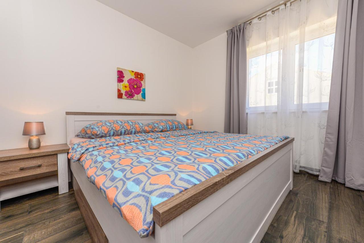 Apartments Amfora - Cozy And Modern Apartments For Up To 15 People, 100M From The Sea And Beach Stara Novalja Exteriér fotografie