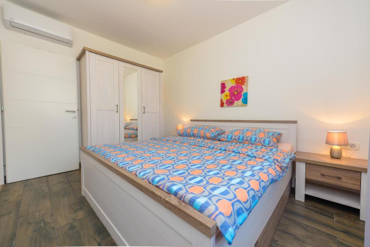 Apartments Amfora - Cozy And Modern Apartments For Up To 15 People, 100M From The Sea And Beach Stara Novalja Exteriér fotografie