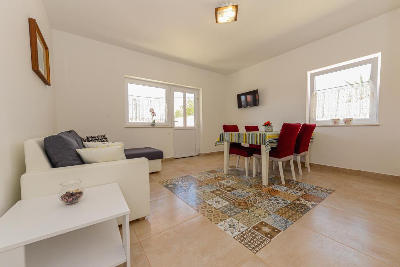 Apartments Amfora - Cozy And Modern Apartments For Up To 15 People, 100M From The Sea And Beach Stara Novalja Exteriér fotografie