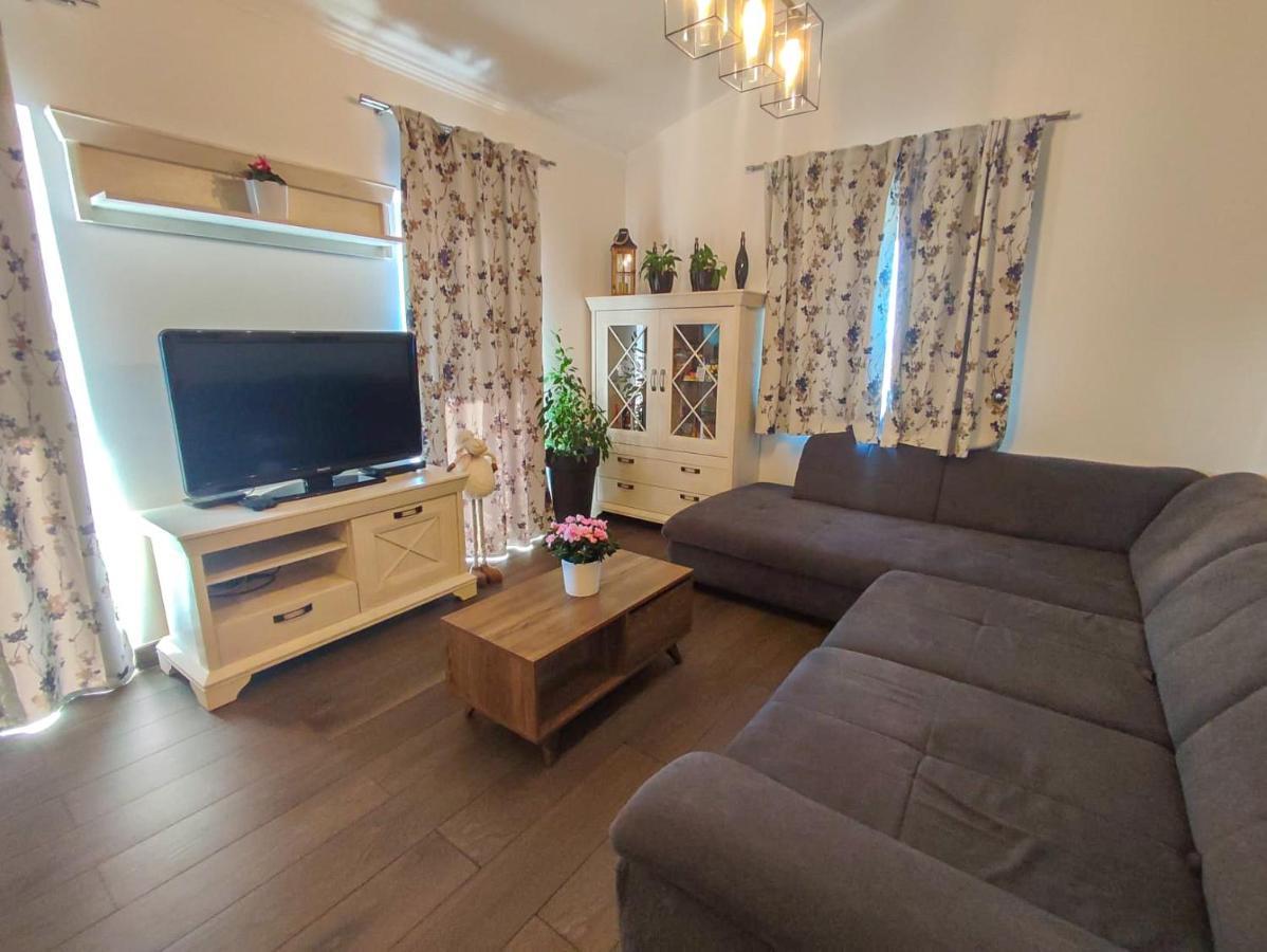 Apartments Amfora - Cozy And Modern Apartments For Up To 15 People, 100M From The Sea And Beach Stara Novalja Exteriér fotografie
