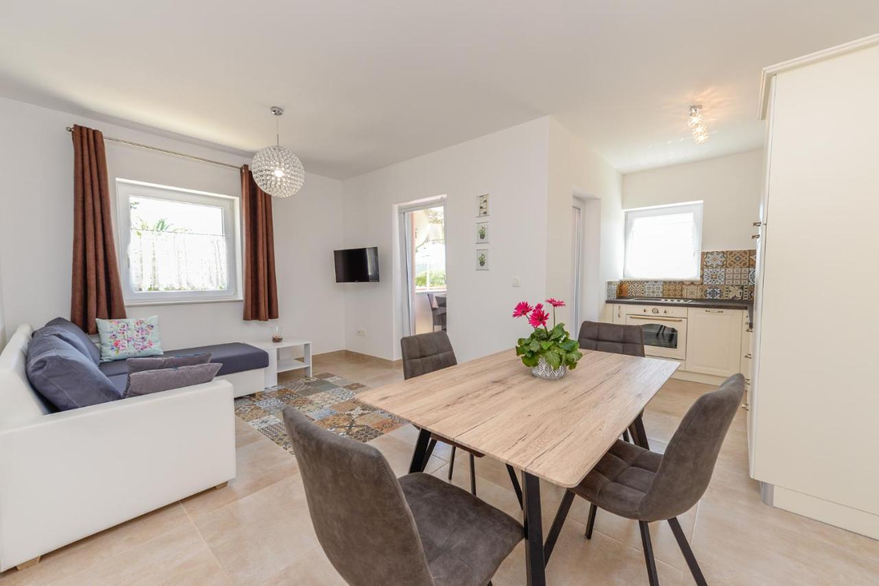 Apartments Amfora - Cozy And Modern Apartments For Up To 15 People, 100M From The Sea And Beach Stara Novalja Exteriér fotografie